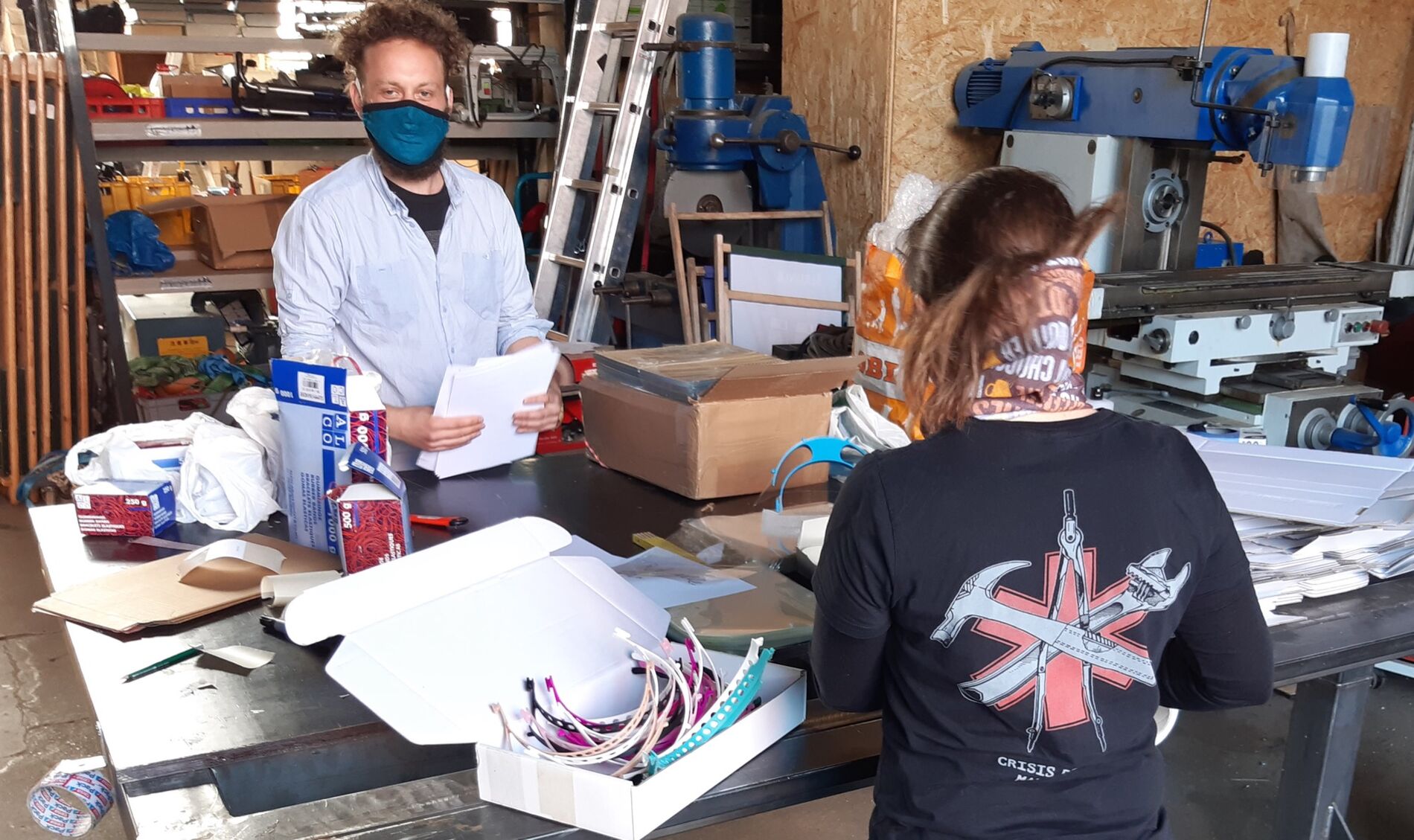 together-with-face-shields-against-covid19-feature-Verpacken1-a6a39a56